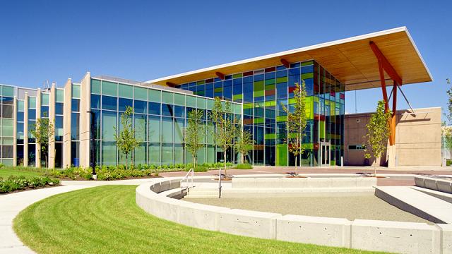 Học phí từ 12,000 CAD/năm từ Kwantlen Polytechnic University với học bổng lên tới 4,000 CAD