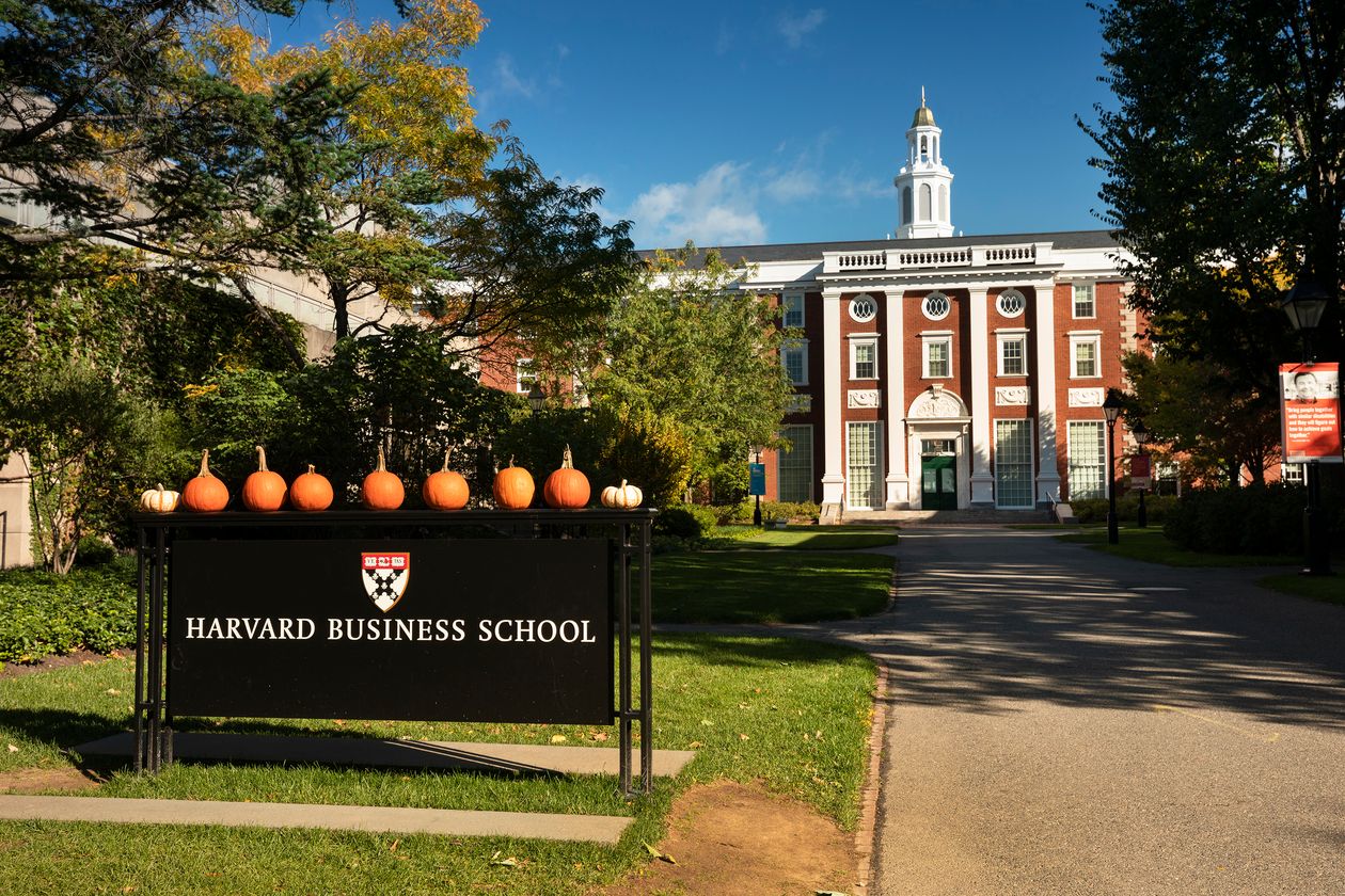 Harvard Business School công bố Hạn Nộp Đơn và Đề Bài Luận MBA 2021-2022