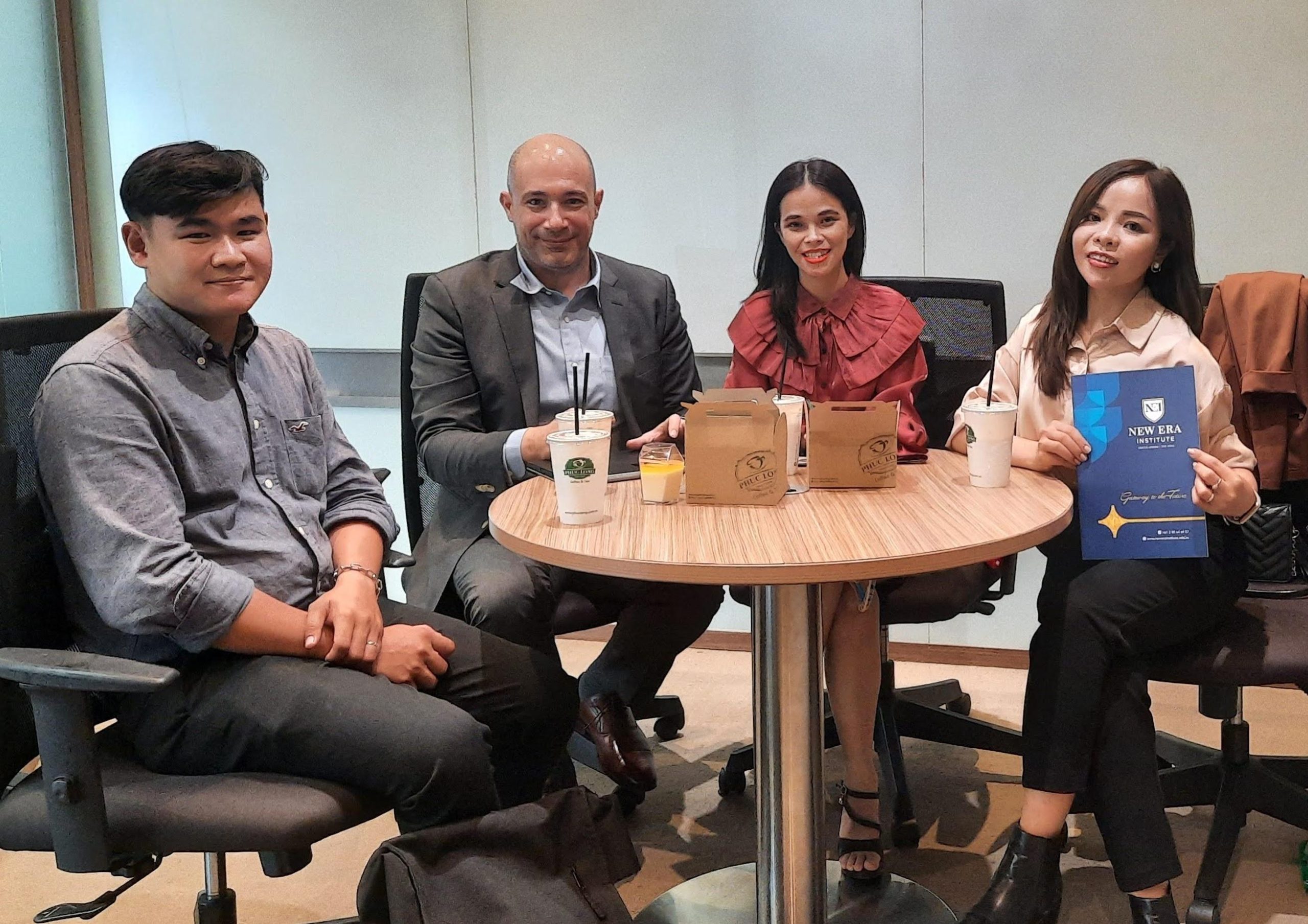Thầy Hiệu trưởng New Era Institute, Úc ghé thăm văn phòng VNIS Education