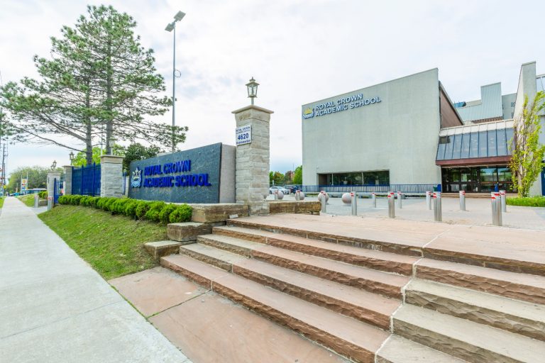 Khu học xá của trường Royal Crown School