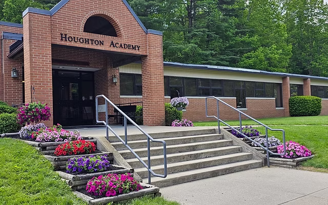 Houghton Academy – Chắp Cánh Ước Mơ Du Học Trung Học Mỹ