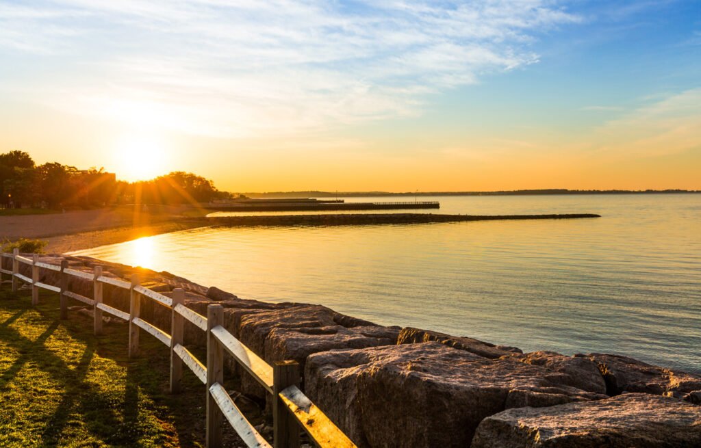 Bờ biển Connecticut: Vẻ đẹp thanh bình của Đại Tây Dương