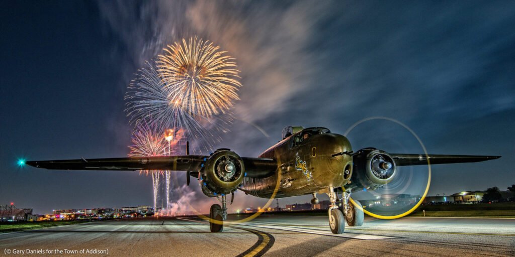 Pháo hoa nổ phía sau một chiếc máy bay B-25 thời Thế chiến thứ II trong lễ kỷ niệm Kaboom Town! thường niên tại Addison, Texas. (© Gary Daniels cho Thị trấn Addison)